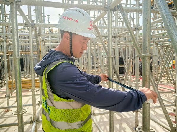 工作中的朱佳新